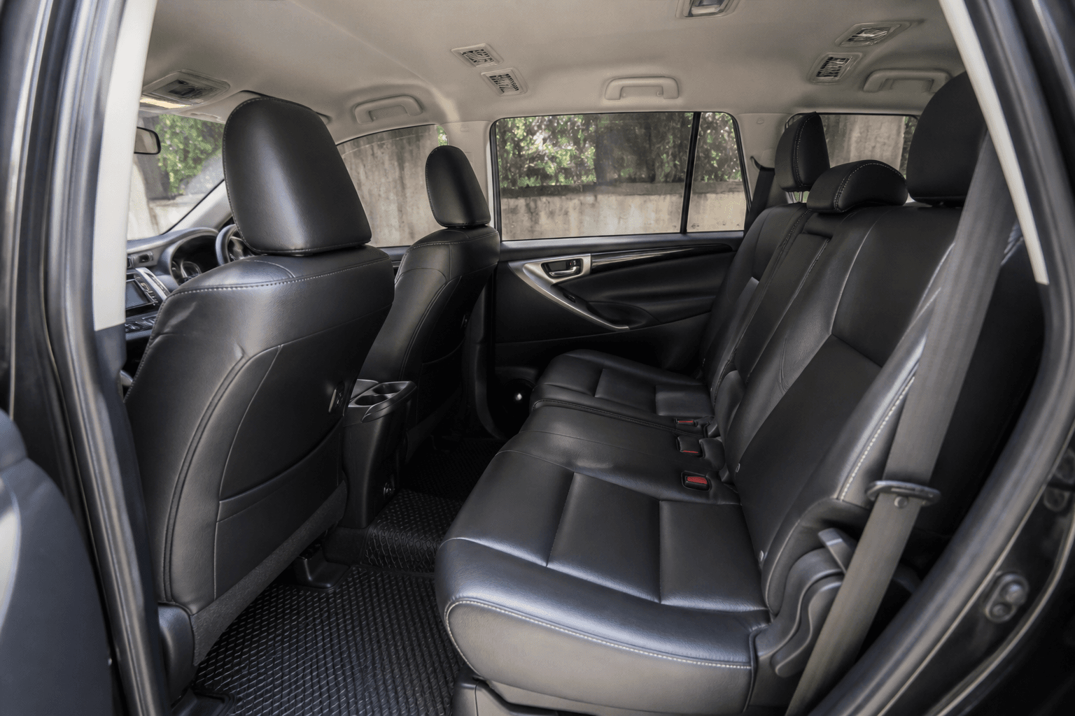 Visual representatif layanan rental mobil dengan driver